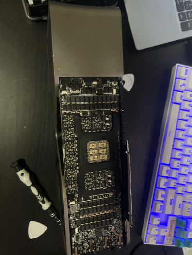 Die Platine befindet sich bei der RTX 4090 Ti auf der Unterseite der Grafikkarte. (Bild: Reddit/The_Explanation_514)